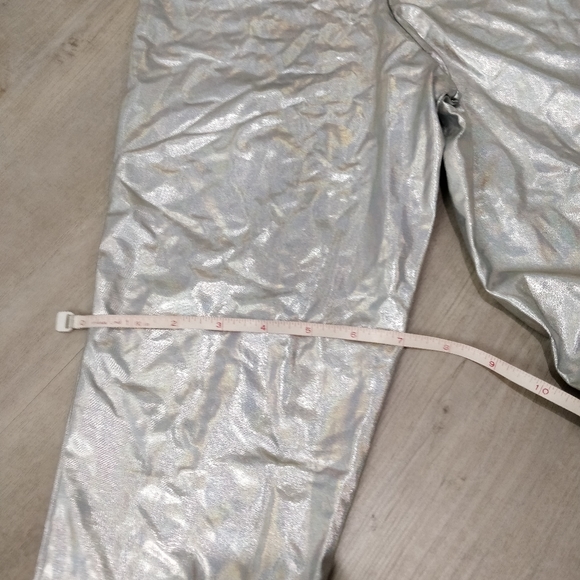 NWOT Boohoo holographic iridescent leggings - Picture 17 of 17